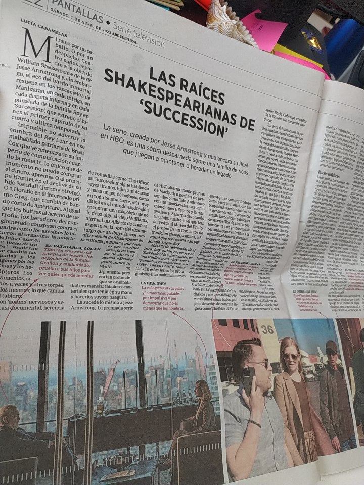 Succession es el zoom nervioso de The Office, la familia multimillonaria de Dinastía y sobre todo Shakespeare. Desde el Rey Loar a Hamlet, Tito Andrónico o Macbeth. Destripo las influencias de esa tragicomedia que, sin corte, se dirime en los despachos.
abc.es/cultura/cultur…