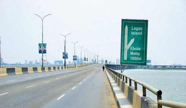 Mr_JAGs's tweet photo. FLASH: The Lagos State Public Works Corporation @LSPWC_Official will repair the identified failed/peeled asphaltic sections of the Third Mainland Bridge, traffic diversion plan for the rehabilitation process which is between 9:00am to 4:00pm tomorrow, Sunday, 2ndApril, 2023. https://t.co/M5R8prnx91