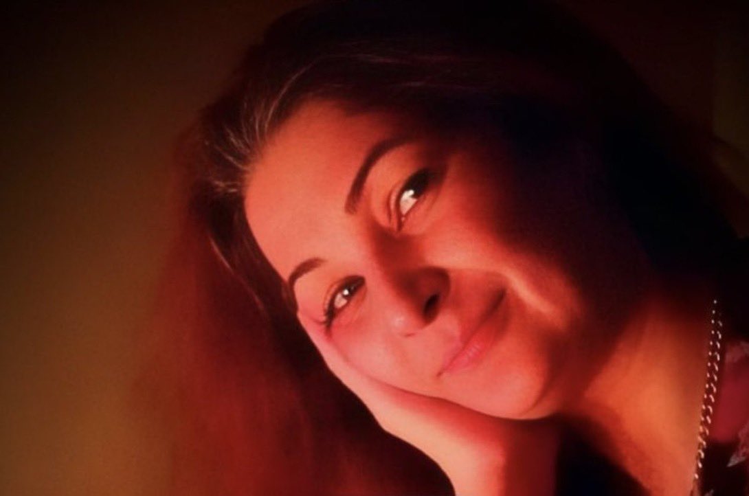 #Iran:
Dit is #Maryam_Bani_Razi, een verpleegster uit Qom.
Ze werd door de Iraanse rechtbank veroordeeld tot 148 zweepslagen, 8 maanden cel en twee jaar uitsluiting van werk en openbare diensten wegens het niet naleven vd  "verplichte hijab".
Wees svp haar stem. #WomanLifeFreedom