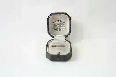 MimisLoft's tweet photo. Antique Ring Display Box - “W. A. Muir Ltd.” Manchester Jewellers Diamond Merchants 

Click here: https://t.co/sDm8bfouL8

#vintagestyle #vintageforsale #antiques #jewellery #vintagejewelry #vintagejewellery #jewellerybox #manchesterbusiness #manchester #manchesterhistory https://t.co/zqeFJFEEqI