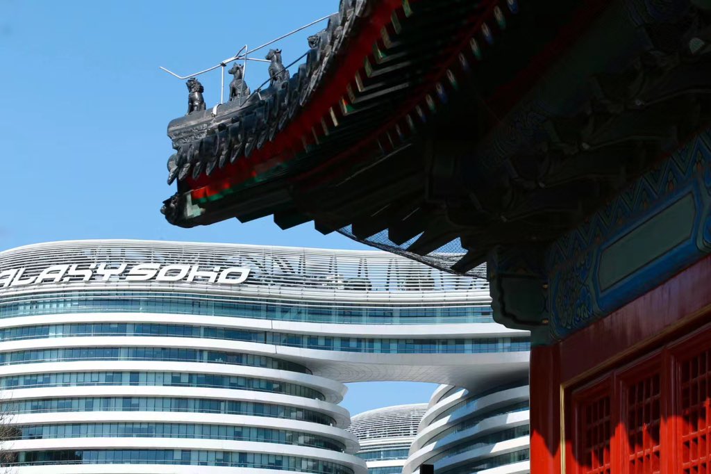 红墙黛瓦，梨花灼耀。人间四月天