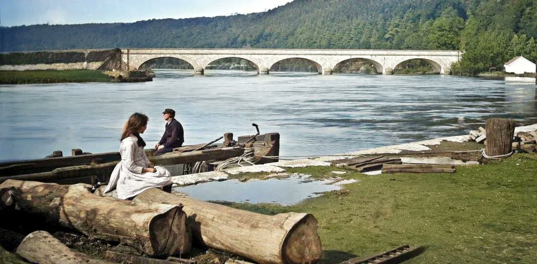 c1900, The Avonmore Bridge

A beautiful signature posed shot by Robert French, featuring a young lady &amp; gentleman sitting peacefully by the Avonmore Bridge, which spans the Blackwater at Cappoquin in County Waterford.

📷 <a href="/NLIreland/">National Library of Ireland</a> buff.ly/3KmTKQe 
#Waterford #Colourised