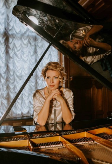Uk_Eu_Ru's tweet photo. Russie / Pression politique / Les forces de l'ordre ont tenté de perturber le concert de la pianiste Polina Osetinskaya au DK "Rassvet" à Moscou ( auparavant elle avait publiquement qualifié la guerre d'Ukraine de "jour sombre dans l'histoire" de la Russie ) #Pressionpolitique https://t.co/pjayeQZsnS