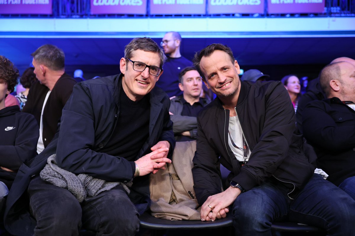 TV royalty at ringside on @channel5_tv last night 👑 @louistheroux 🤝 @SauerlandBros