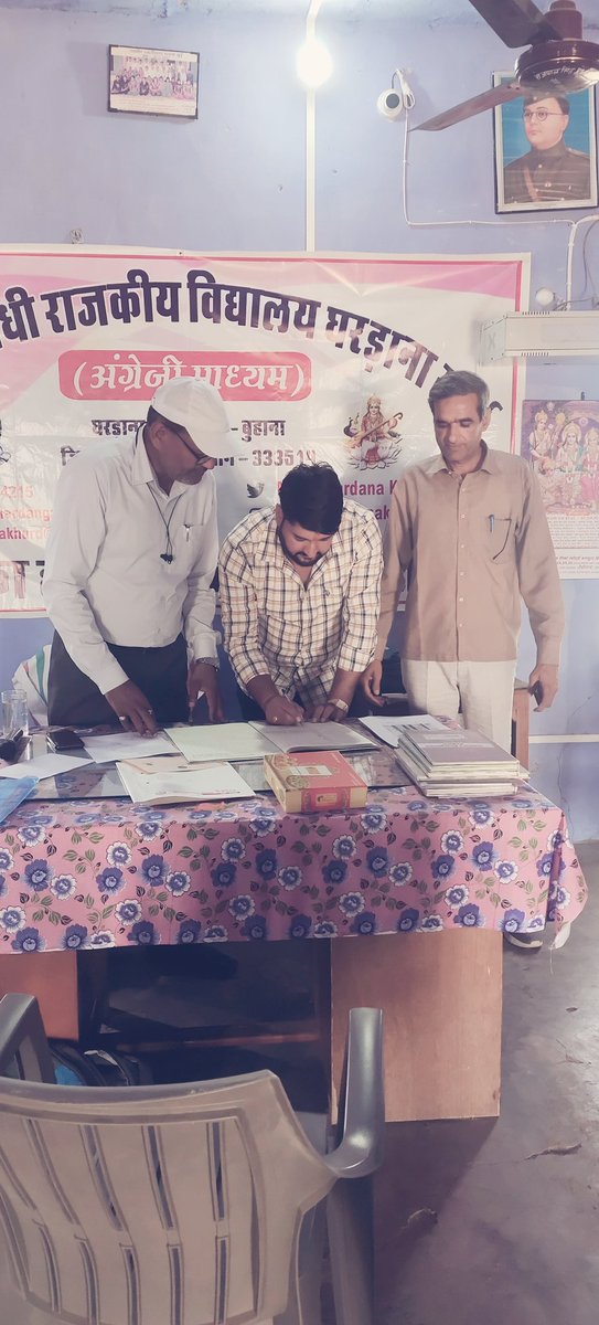 Akey_RJ18's tweet photo. आज माता पिता के आशीर्वाद से वरिष्ठ अनुदेशक के पद पर विद्यालय में कार्यग्रहण किया।
मै धन्यवाद देना चाहूंगा @TheUpenYadav भाई को जो इस भर्ती को हर मोड़ से निकालकर  लाये और प्यार मेरे भाइयों धर्मवीर, दीपेश,विक्की,हेमराज,नरेश,शिव को जो इसे नियमित करवा लाये ❣️❣️❣️❣️❣️
दिल से आभार ❤️❤️ https://t.co/EJsxPezWZ5