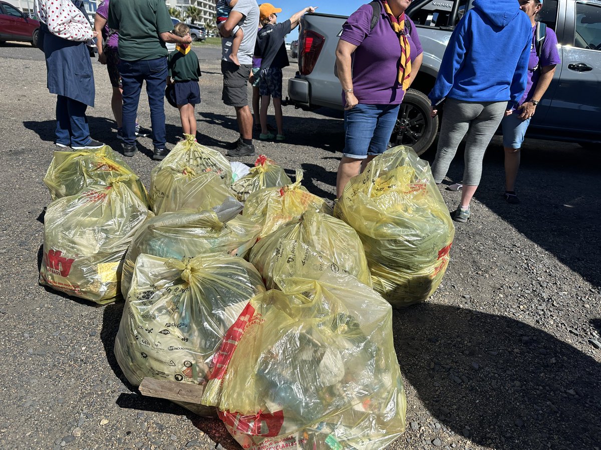 2OceansAquarium's tweet photo. It was a beautiful day for Trash Bash - we collected bags of plastic straws, earbuds, bottles, polystyrene, and much more! 🩵 thank you to everyone who supported! #trashbash #keepouroceanclean https://t.co/88hwgDOEBP