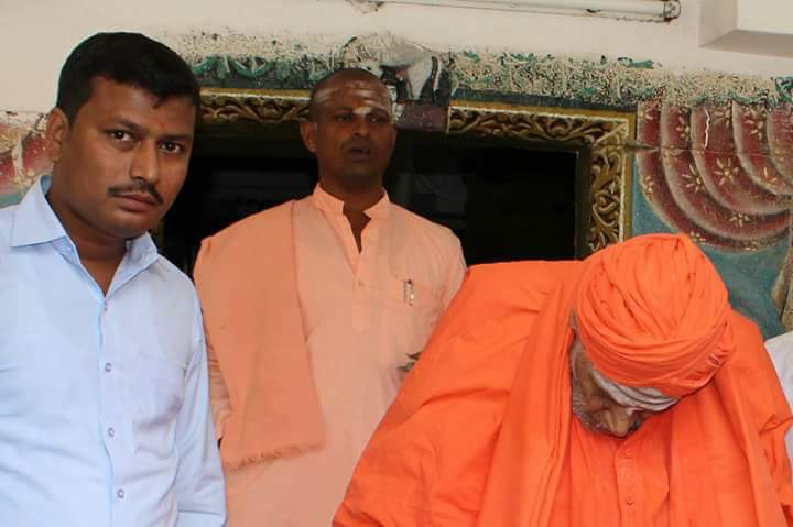 Ranjithiyc's tweet image. ಸೇವೆಯ ಮೂಲಕ ದೇವರ ಸ್ಥಾನಕ್ಕೇರಿದ ಸಂತ, ಬಸವಾದಿ ಶರಣರ ಕಾಯಕ ಮತ್ತು ದಾಸೋಹ ತತ್ವವನ್ನು ನಿಜ ಅರ್ಥದಲ್ಲಿ ಪಾಲಿಸುತ್ತಾ, ಅನ್ನ, ಅಕ್ಷರ, ಜ್ಞಾನ ದಾಸೋಹದ ಮೂಲಕ ಲಕ್ಷಾಂತರ ಜನರ ಬದುಕಿಗೆ ಬೆಳಕು ನೀಡಿದ ದಾರ್ಶನಿಕ, ಬಸವೇಶ್ವರ ಪ್ರತಿರೂಪವಾದ ಶ್ರೀ ಶಿವಕುಮಾರ ಸ್ವಾಮಿಗಳ ಜಯಂತಿಯಂದು ಅವರಿಗೆ ನನ್ನ ಭಕ್ತಿಪೂರ್ವಕ ನಮನಗಳು.