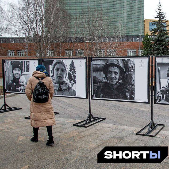 В Москве на площади ДНР напротив американского посольства открылась выставка фотографий "Глаза непокоренного Донбасса».