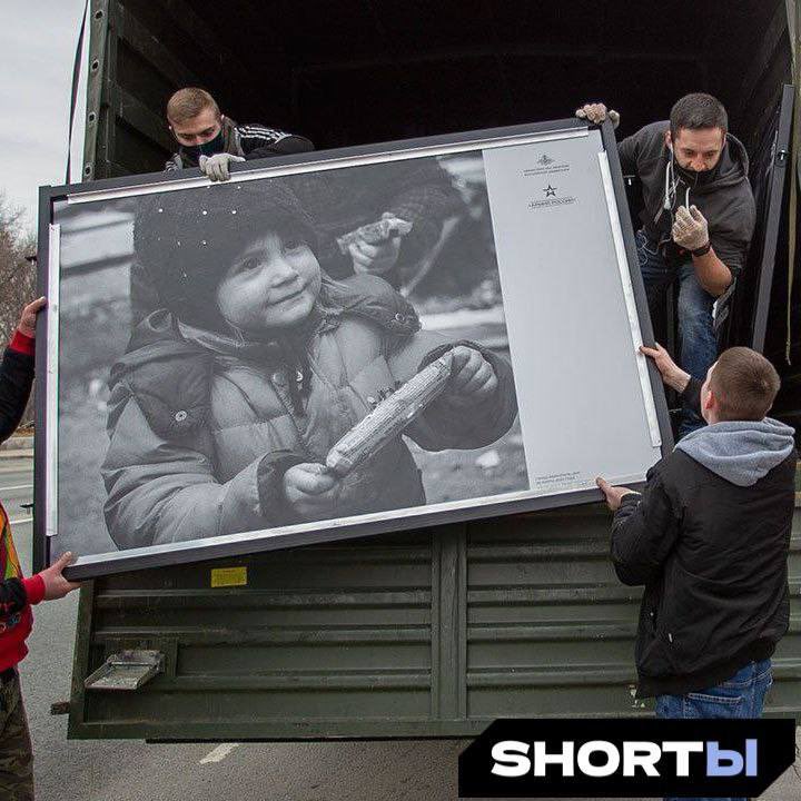 erika_tiramisu's tweet photo. В Москве на площади ДНР напротив американского посольства открылась выставка фотографий "Глаза непокоренного Донбасса». https://t.co/i3QCXpBkm1