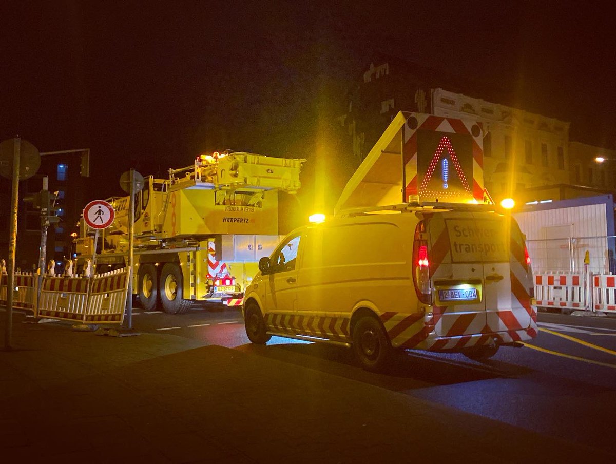 BelgoPilotsBE's tweet photo. Day or night, sun or rain, we always give the best of ourselves. 👍🏻

🇳🇱🇧🇪🇱🇺🇫🇷🇩🇪

#uitzonderlijkvervoer #uitzonderlijktransport #convoiexceptionnel #transportexceptionnel #exceptionaltransport #abnormalload #schwertransport 

✉️ pilots@belgopilots.be
🌐 https://t.co/xTDY7FIZud https://t.co/dlMgIFVZJH