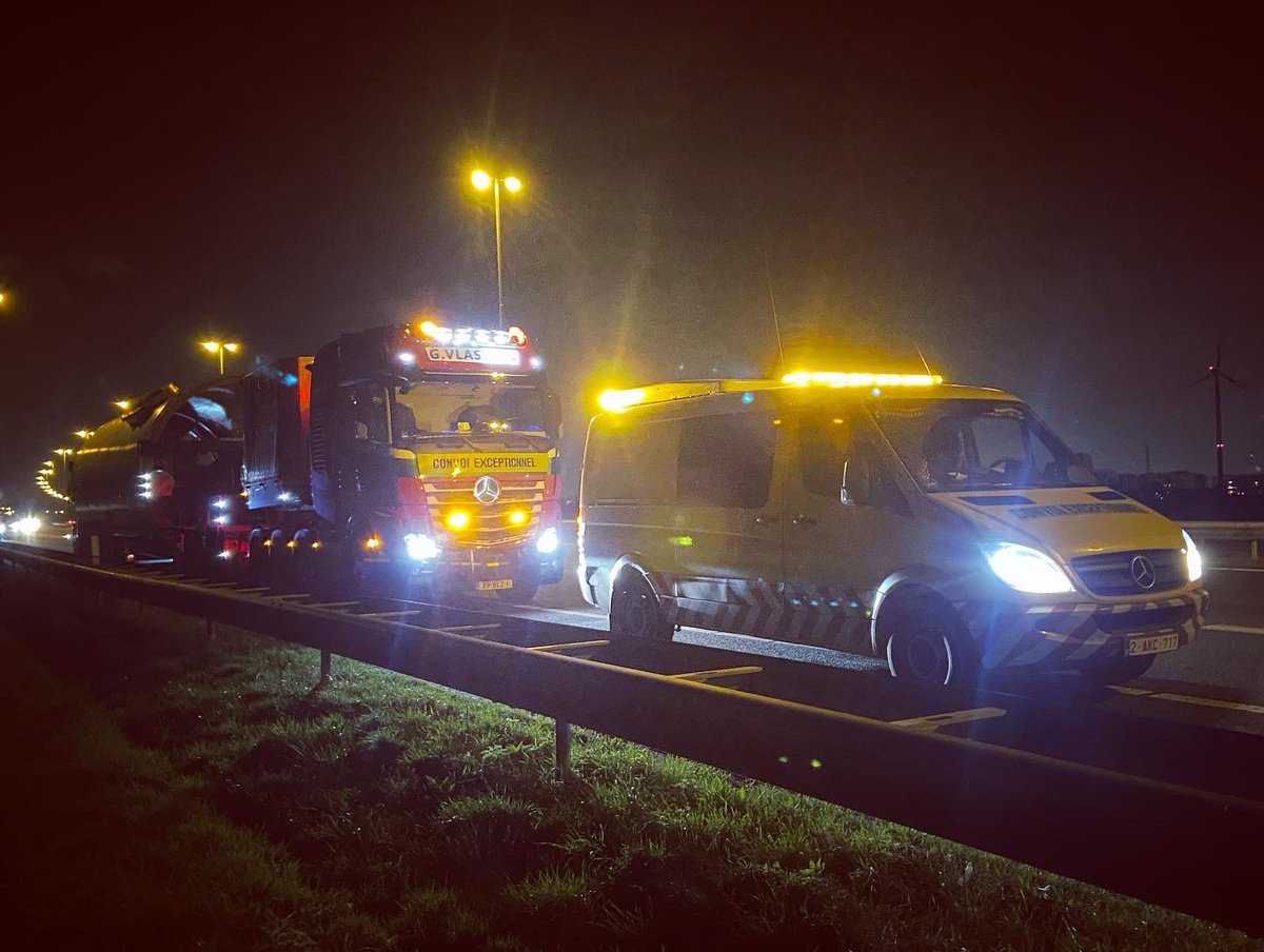 BelgoPilotsBE's tweet photo. Day or night, sun or rain, we always give the best of ourselves. 👍🏻

🇳🇱🇧🇪🇱🇺🇫🇷🇩🇪

#uitzonderlijkvervoer #uitzonderlijktransport #convoiexceptionnel #transportexceptionnel #exceptionaltransport #abnormalload #schwertransport 

✉️ pilots@belgopilots.be
🌐 https://t.co/xTDY7FIZud https://t.co/dlMgIFVZJH