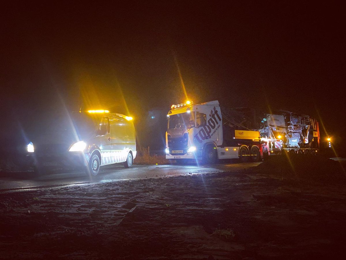 BelgoPilotsBE's tweet photo. Day or night, sun or rain, we always give the best of ourselves. 👍🏻

🇳🇱🇧🇪🇱🇺🇫🇷🇩🇪

#uitzonderlijkvervoer #uitzonderlijktransport #convoiexceptionnel #transportexceptionnel #exceptionaltransport #abnormalload #schwertransport 

✉️ pilots@belgopilots.be
🌐 https://t.co/xTDY7FIZud https://t.co/dlMgIFVZJH