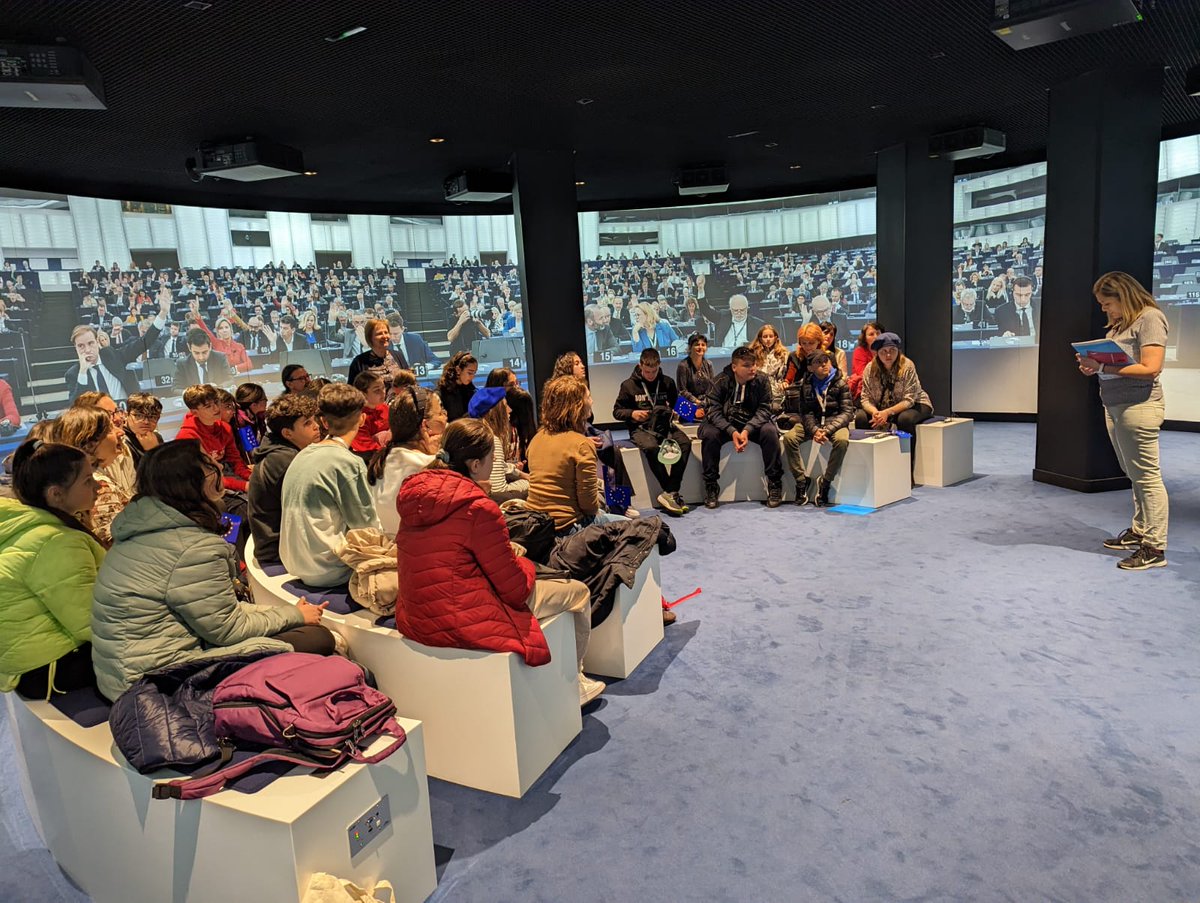 Fin de mobilité #Erasmus en #France 
Remise des certificats de participation à #EuropaExperienceParis
Nous sommes fiers de montrer qu'un collège en zone rural peut accueillir une mobilité et mener à bien un tel projet.
Bravo à tous ! <a href="/Drareicnormande/">DRAREIC Normandie</a>
<a href="/dsden76/">DSDEN76</a> <a href="/ac_normandie/">Académie de Normandie</a>