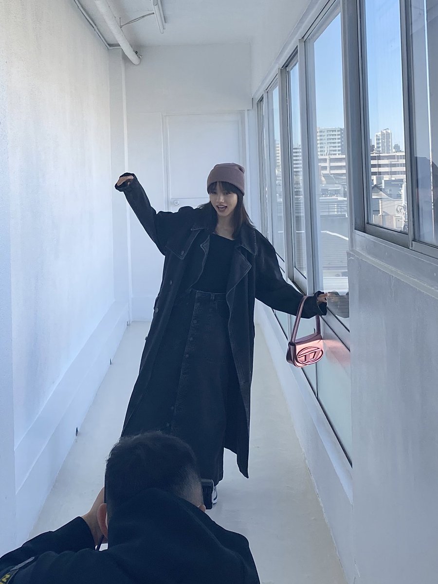 JELLY__official's tweet photo. 【JELLY4月号 #清原果耶 ちゃん誌面&amp;オフショット📷❣️】4月号カバーストーリー、「春の女っぽストリートなデニムスタイル」より、オールブラックなカットをお届け🥺🖤片足を上げて一生懸命バランスをとるおちゃめな果耶さんも、しっかり押さえてきました😎！#jelly4月号 #デニムコーデ https://t.co/U7E08Wv5i2