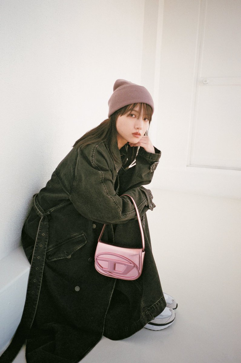 JELLY__official's tweet photo. 【JELLY4月号 #清原果耶 ちゃん誌面&amp;オフショット📷❣️】4月号カバーストーリー、「春の女っぽストリートなデニムスタイル」より、オールブラックなカットをお届け🥺🖤片足を上げて一生懸命バランスをとるおちゃめな果耶さんも、しっかり押さえてきました😎！#jelly4月号 #デニムコーデ https://t.co/U7E08Wv5i2