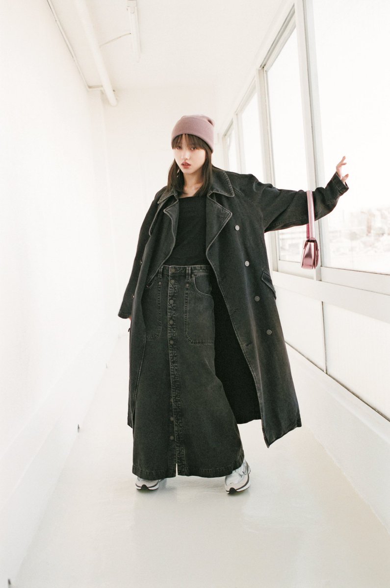JELLY__official's tweet photo. 【JELLY4月号 #清原果耶 ちゃん誌面&amp;オフショット📷❣️】4月号カバーストーリー、「春の女っぽストリートなデニムスタイル」より、オールブラックなカットをお届け🥺🖤片足を上げて一生懸命バランスをとるおちゃめな果耶さんも、しっかり押さえてきました😎！#jelly4月号 #デニムコーデ https://t.co/U7E08Wv5i2