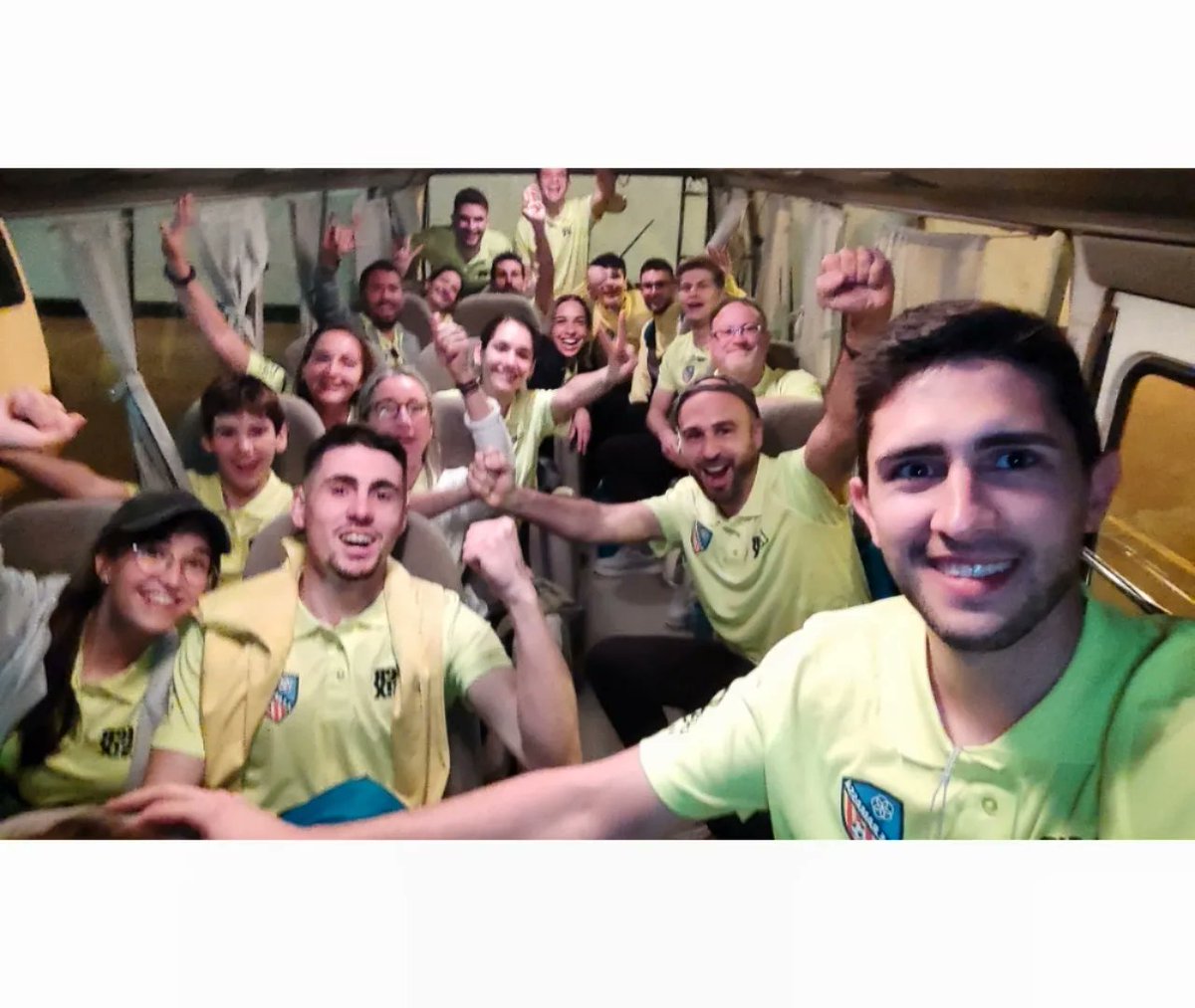 aeramassa's tweet photo. Després d'unes quantes hores de vol perfi vam arribar al nostre destí amb una gran benvinguda per part del president del @RealDeBanjulFC

Avui toca entrenar a tope pel partit de demà, amunt Ramassà!!!💪🏻

#ong #somramassà #Gambia #banjul #footballforthegoals https://t.co/32mC4dzaoh