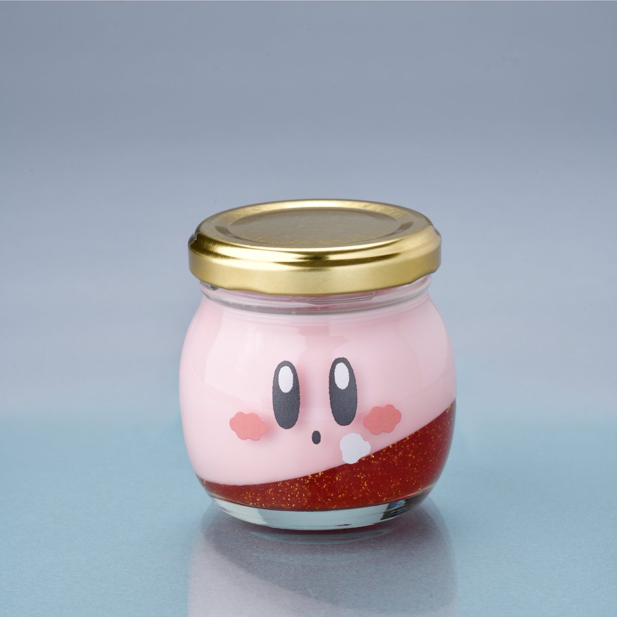 「カービィのいちごプリン」￥950(税込)
カービィのおすまし顔がキュートな、いちごプリン。
ピンク色のまろやかなプリンと甘ずっぱいジュレの、いちごのハーモニーが楽しめる一品です。kirbycafe.jp/petit/