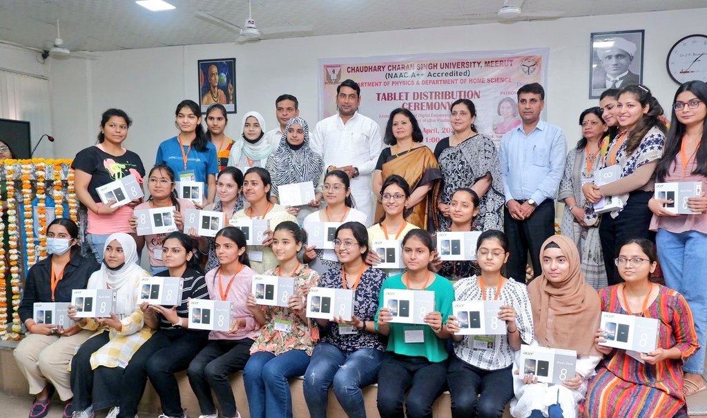 उत्तर प्रदेश सरकार की अति महत्वाकांक्षी योजना ‘‘निशुल्क टैबलेट/स्मार्टफोन वितरण’’ योजनान्तर्गत युवाओं के तकनीकी सशक्तिकरण हेतु चौधरी चरण सिंह विश्वविद्यालय, मेरठ के भौतिक विज्ञान विभाग में आयोजित टैबलेट/स्मार्टफोन वितरण-कार्यक्रम में छात्र-छात्राओं को स्मार्टफोन वितरित कर उन्हें
