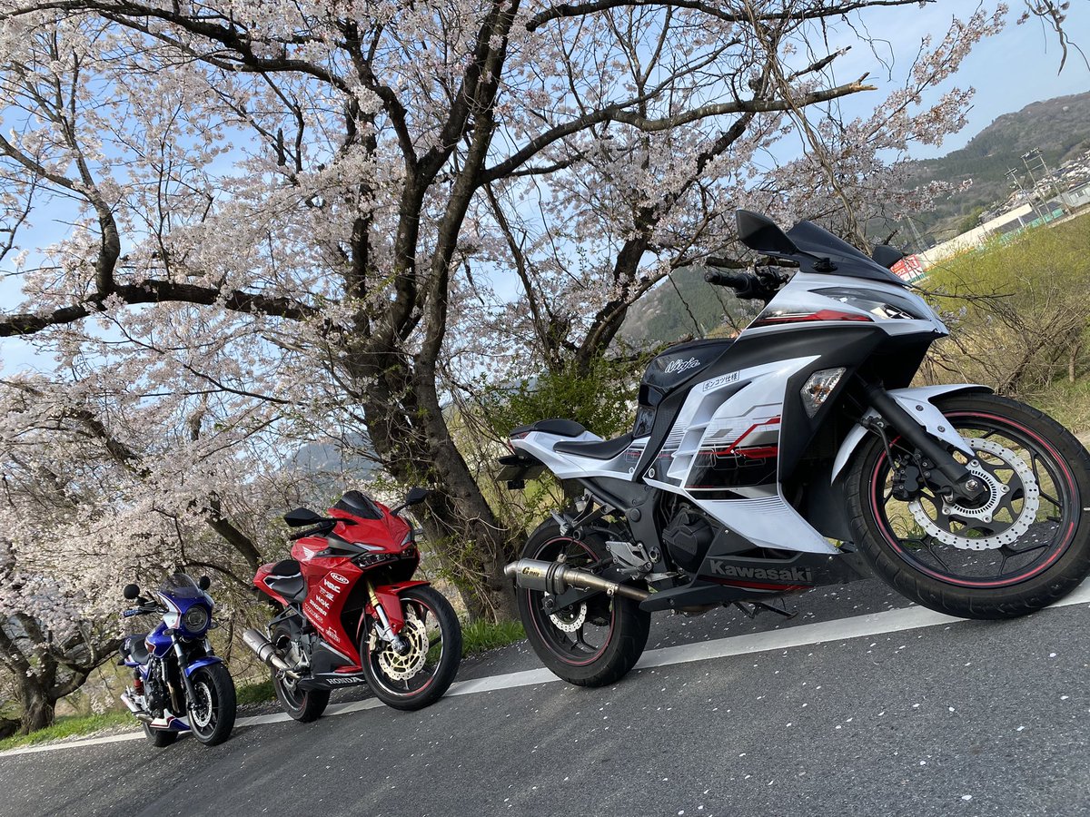 NcmZl5's tweet photo. 今日は友達とツーリング、パンケーキを求めて出発！！コンアモーレの期間限定うまうま(o´艸`)
その後にアンビクのアフロさんと山賊ライダーさんのサインを貰ったり写真取れて嬉しかった(*≧∀≦*)
 #バイク好きと繋がりたい 
 #ツーリング https://t.co/QnAwcF0DHC