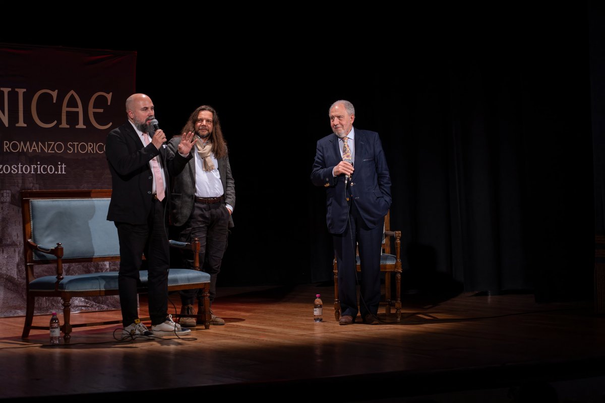 sugarpulp's tweet photo. Bellissima serata ieri al Teatro Filarmonico di Piove di Sacco insieme ad Antonio Caprarica e a tutto il fantastico pubblico di #Chronicae, Festival Internazionale del Romanzo Storico https://t.co/xIBPau7bZ1