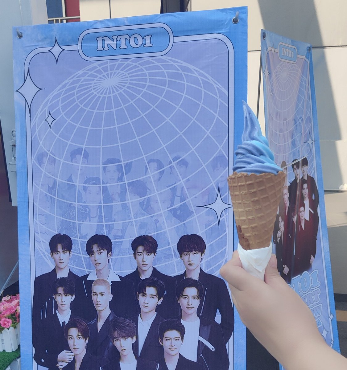 INTO1_MY's tweet photo. Hello Insiders !! 🌐🩵

Do come to the food truck &amp; grab a ice cream 🍦 before the concert starts !!
Don't forget to grab the freebies as well all the way from 🇲🇾 🥰

Tag us &amp; hashtag #INTO1FOODTRUCK_MY https://t.co/YXV5SXS8K2