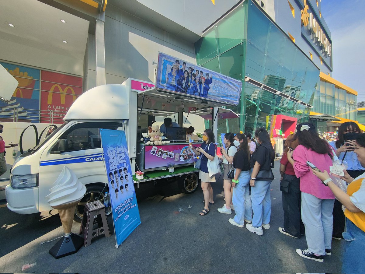 INTO1_MY's tweet photo. Hello Insiders !! 🌐🩵

Do come to the food truck &amp; grab a ice cream 🍦 before the concert starts !!
Don't forget to grab the freebies as well all the way from 🇲🇾 🥰

Tag us &amp; hashtag #INTO1FOODTRUCK_MY https://t.co/YXV5SXS8K2