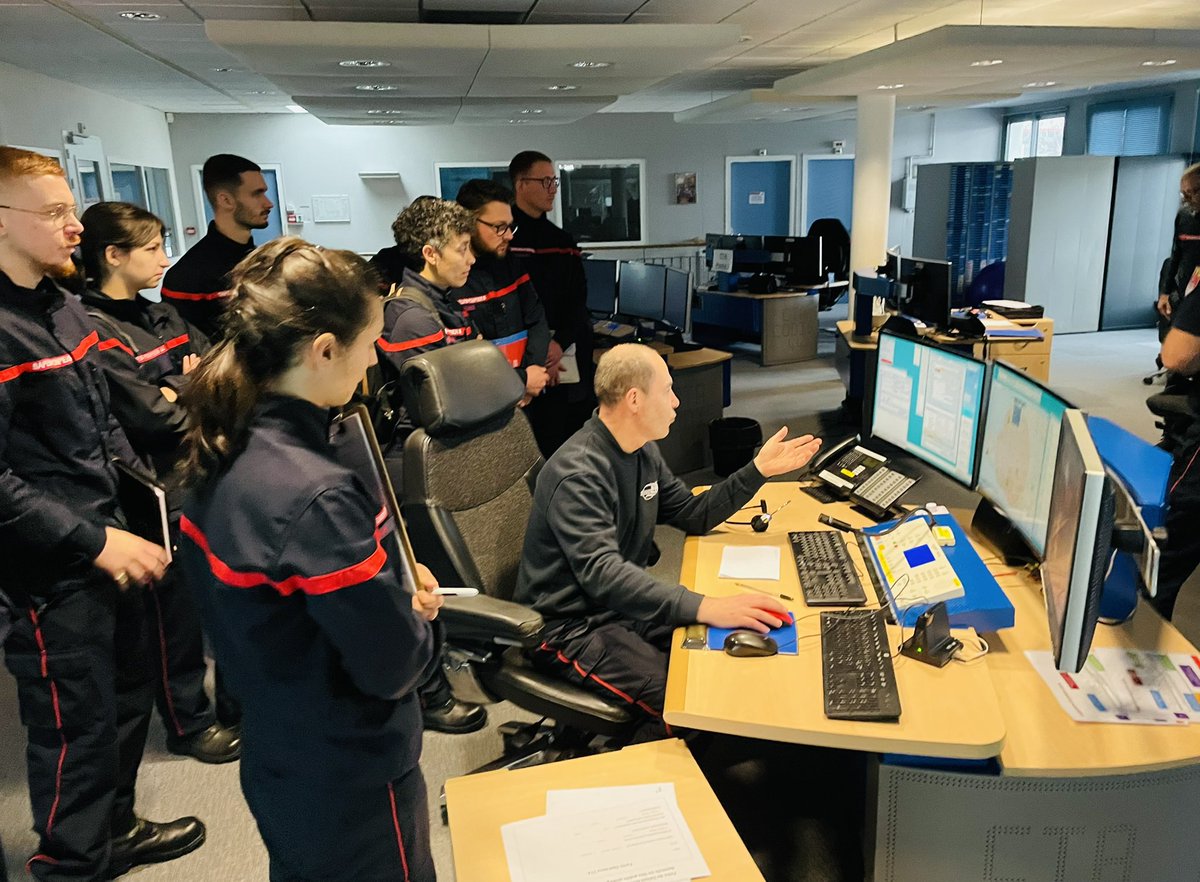 CelineQuerniard's tweet photo. 🚒 [journée d’incorporation]
📞18 - 112 
Comment bien commencer sa #formation au @SDIS44 ? 
Visite du CTA CODIS organe de #coordination de l'activité opérationnelle des services d'#incendie et de #secours du département #LoireAtlantique 
#traitement #intervention #Etare #artemis https://t.co/uCqe2vUdeI