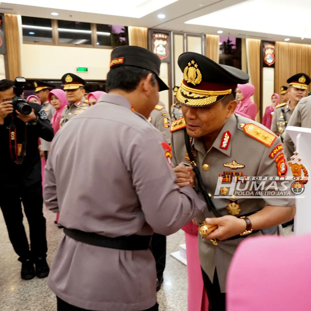 HumasPutih's tweet photo. PELANTIKAN KAPOLDA METRO JAYA

Irjen Pol. Karyoto, S.I.K. resmi dilantik oleh Kapolri Jendral Polisi Drs. Listyo Sigit Prabowo, https://t.co/iKZzIXCeqL. sebagai Kapolda Metro Jaya menggantikan Komjen Pol. Dr.H. Mohammad Fadil Imran, M

@kapoldametrojaya https://t.co/PJxdkEV22Q