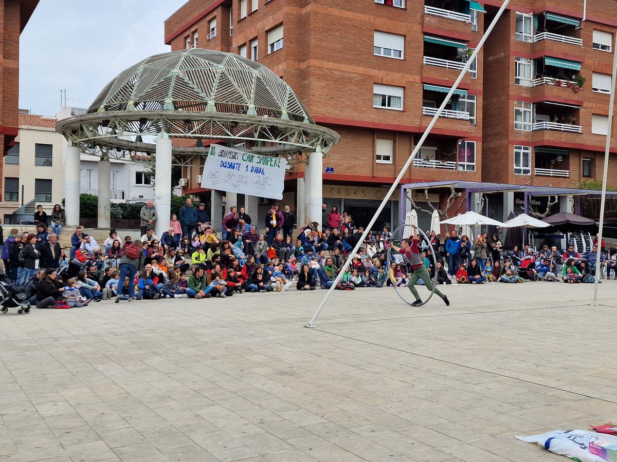 CanSanpere_'s tweet photo. El circ a la plaça de la Sardana 😍 https://t.co/yJesEmhReC