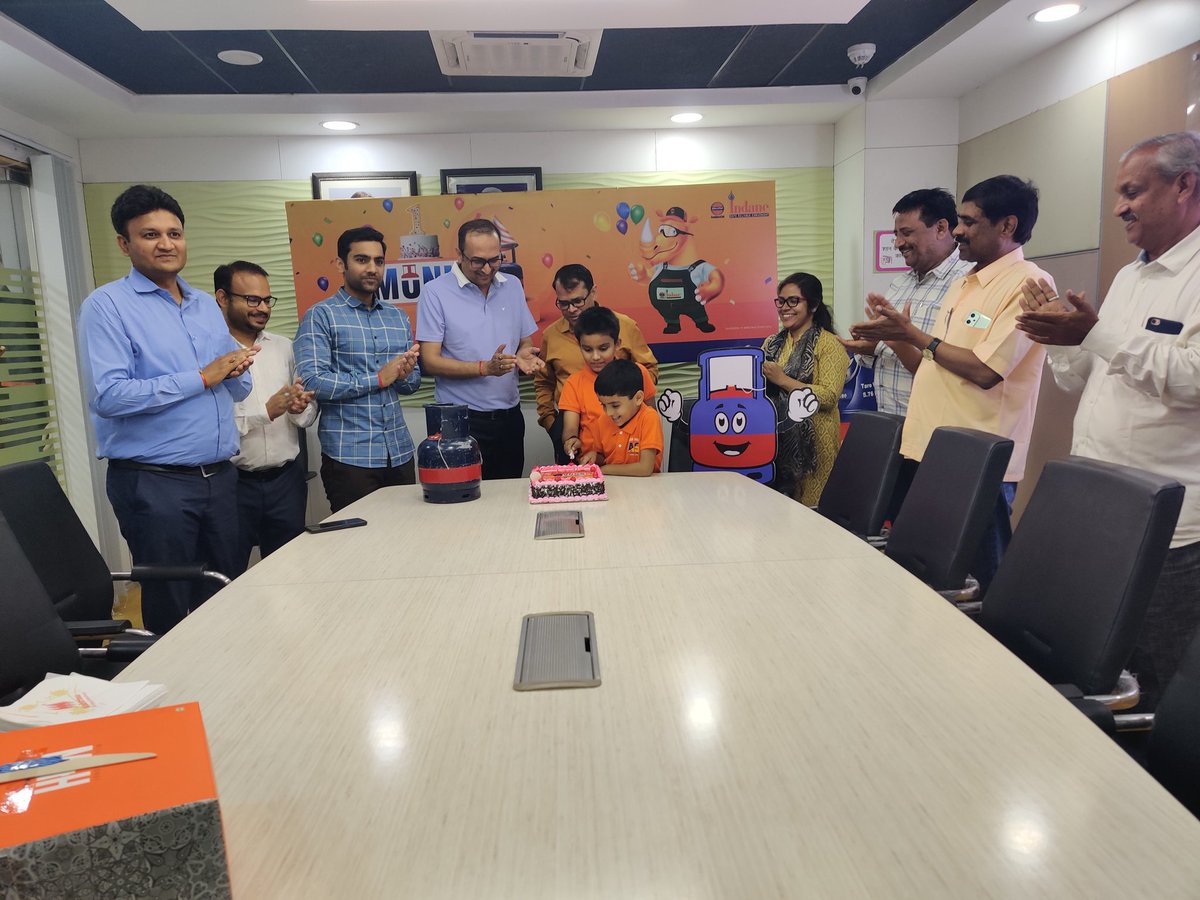 IndaneDO's tweet photo. Lucknow @IndaneDO celebrates the 1st birthday of our 2kg Indane Munna cylinder with our channel partners and valuable customers. https://t.co/yWWU0uw8yu