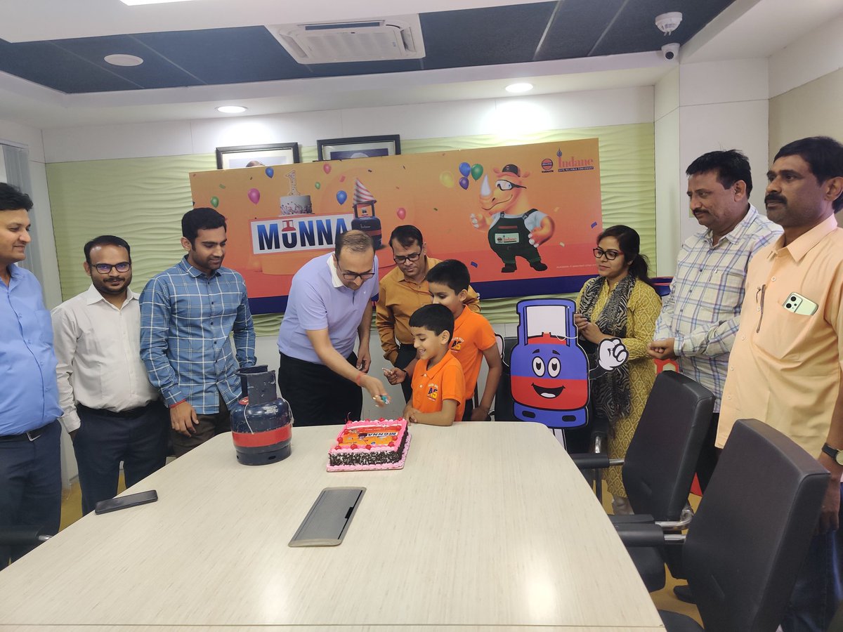 IndaneDO's tweet photo. Lucknow @IndaneDO celebrates the 1st birthday of our 2kg Indane Munna cylinder with our channel partners and valuable customers. https://t.co/yWWU0uw8yu