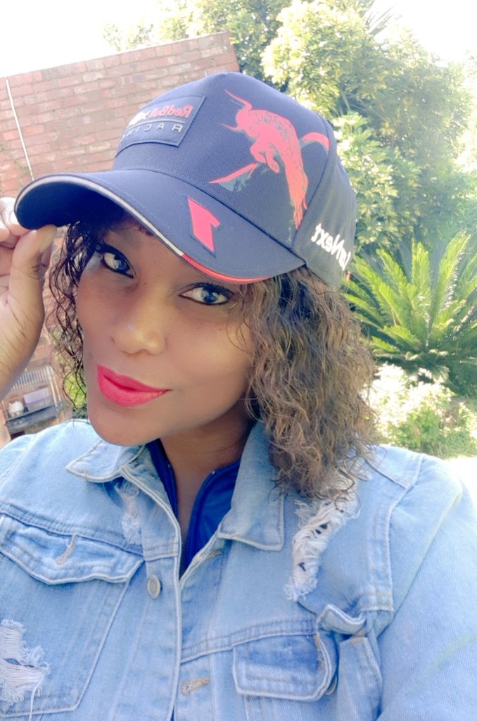 FelicityShiba's tweet photo. Race weekend.🧡 🏁
#snapped #filtersinthecity #TeamNumber1 #redbullracing https://t.co/Y5RyxvL46N