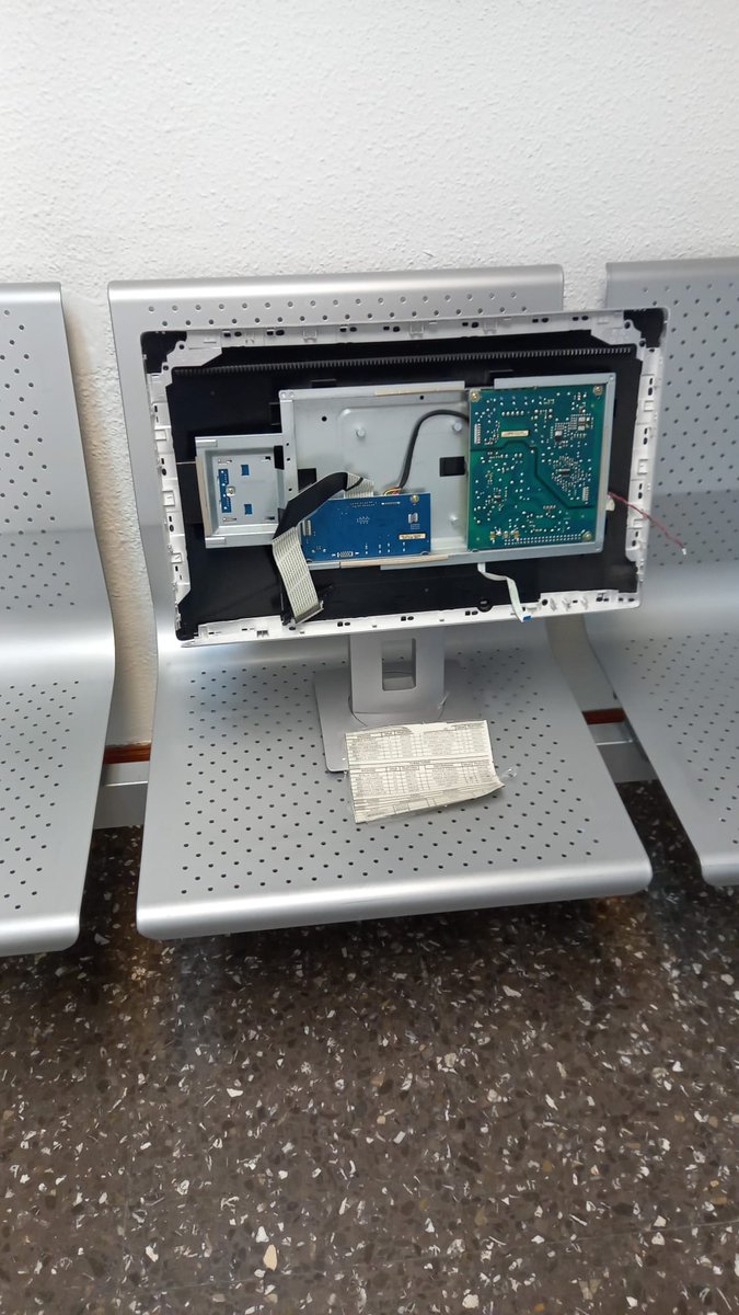 Maradel9137's tweet image. Así dejó una de las pantallas de un ordenador