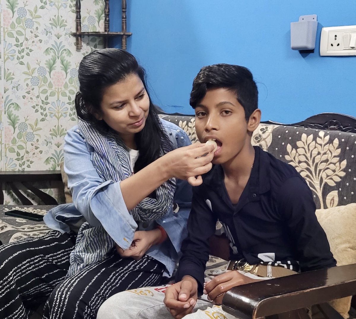 rashmip1's tweet photo. ये साल भर की मेहनत है @EMCT19  ज्ञानशाला के शिक्षकों और बच्चो की, आज करीम और प्रिंस कक्षा 5 में अच्छे नंबरों से पास होकर अपनी ख़ुशी  अपनी मैडम से बाटने सीधे स्कूल से घर मिठाई लेकर आये। बेटा आपके उज्जवल भविष्य कि कामना, ढेर सारा आशीर्वाद खूब आगे बढ़ो। @dmgbnagar @ChiefSecyUP https://t.co/e8fBONERRZ
