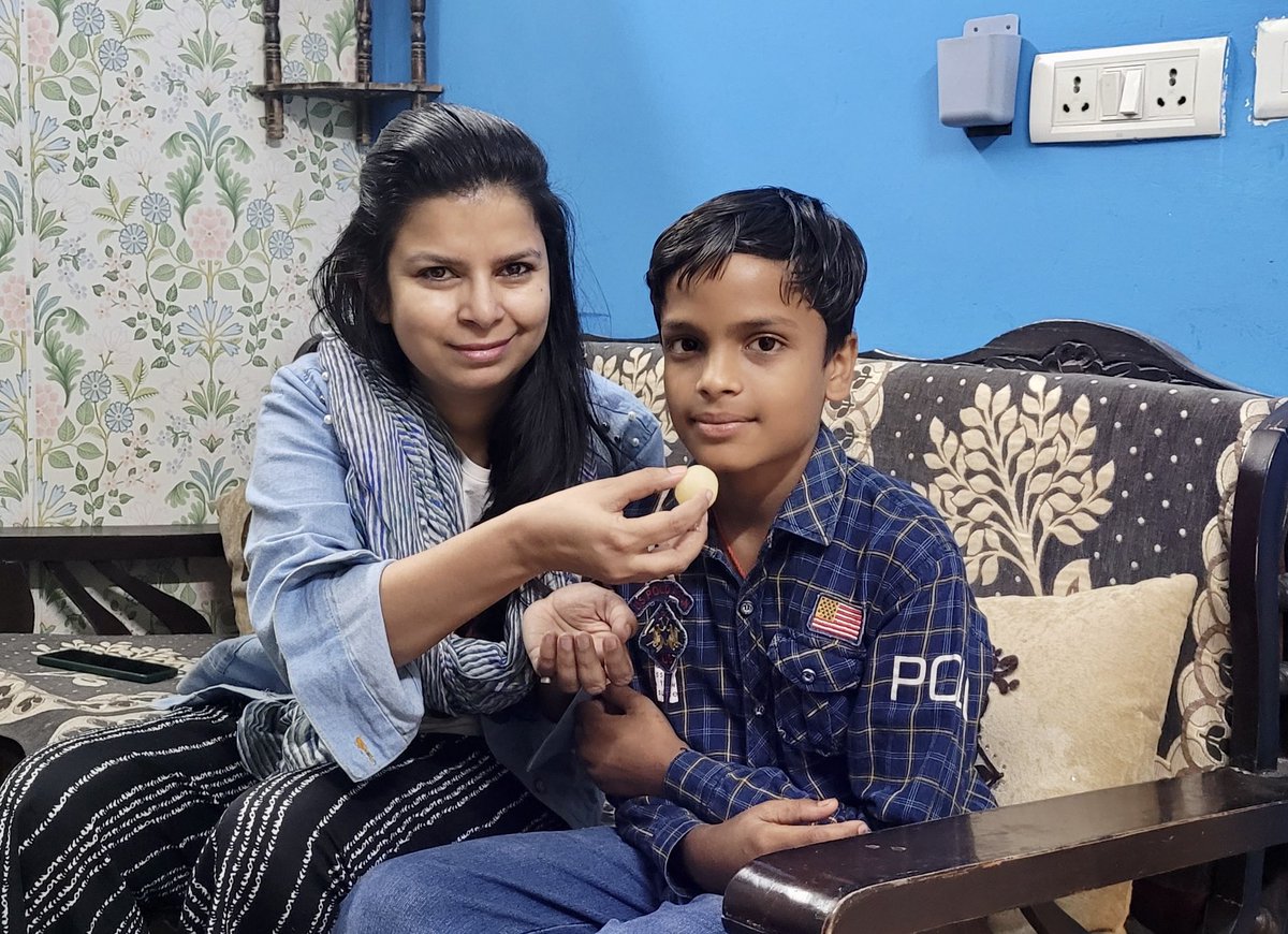 rashmip1's tweet photo. ये साल भर की मेहनत है @EMCT19  ज्ञानशाला के शिक्षकों और बच्चो की, आज करीम और प्रिंस कक्षा 5 में अच्छे नंबरों से पास होकर अपनी ख़ुशी  अपनी मैडम से बाटने सीधे स्कूल से घर मिठाई लेकर आये। बेटा आपके उज्जवल भविष्य कि कामना, ढेर सारा आशीर्वाद खूब आगे बढ़ो। @dmgbnagar @ChiefSecyUP https://t.co/e8fBONERRZ