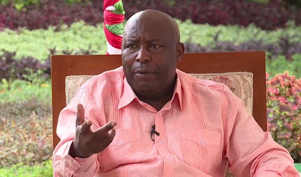 🇧🇮🚫 Le Président <a href="/GeneralNeva/">SE Evariste Ndayishimiye</a> annonce une législation sur la #natalité au #Burundi: "Il ne faut pas dépasser 3️⃣ #enfants par famille. Un ménage qui subvient aux besoins de 8 enfants ne saura jamais se développer autant que celle s'occupant de 3. Attendons seulement le