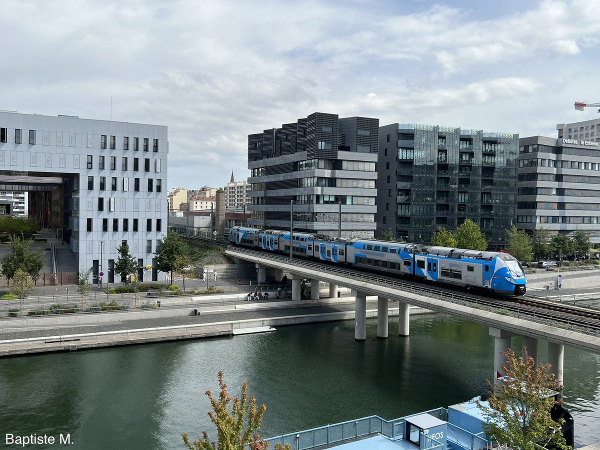 B_Michelet_'s tweet image. #SamediPhoto

Assurant un @SNCFTERAURA à destination de Firminy, cette #Regio2N est saisie à la #Confluence à #Lyon. Partie de #Perrache quelques minutes plus tôt, la voici arrivant près du centre commercial, d’où le cliché a d’ailleurs eut pris.

iPhone 13 Pro - 06/09/2022