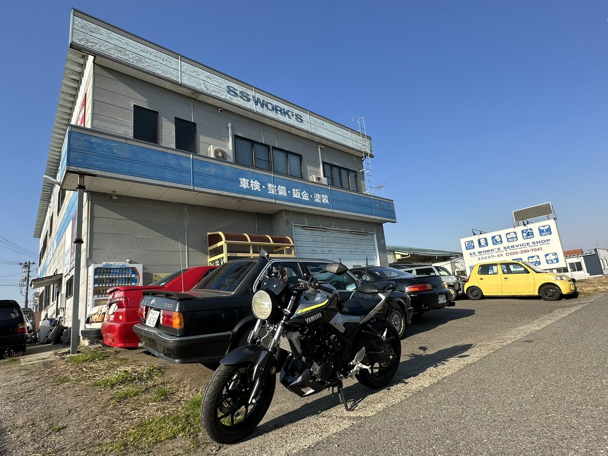 oresama47's tweet photo. チェーンメンテで馴染みのバイク屋。 #佐上商会
所用で立ち寄る馴染みのクルマ屋、や、休み?!
#ssworks
午後はバイクなヒトでしたとさ。
#yamaha #mt25 https://t.co/WaNm3rZ4LP