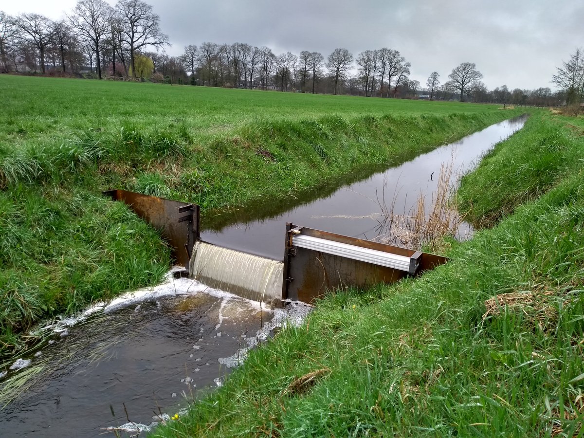 jantentije's tweet photo. Hoera, er wordt kostbaar water vastgehouden in de Potbeek. Waterschap Vechtstromen heeft deze week stuwtjes geplaatst in de Potbeek bij Markelo. @Vechtstromen https://t.co/6RPtABdzf2