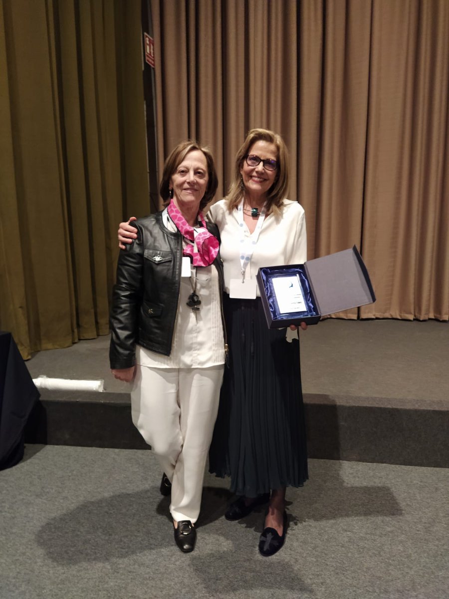 genrsan's tweet photo. 🔵Emotivo acto #40Aniversario #AEESME Reconocimiento🎖 al #compromisodemejorarlapsiquiatría la #comunidad 👏👏👏gracias tod@s l@s profesionales que lo hacéis posible. Orgullosa de vosotr@s #lasaludmentalnosmueve
#somosHULA
@chusptaboada @Juankoko77 @angeles_dono @AnaMurado https://t.co/q2CtbQhw7h
