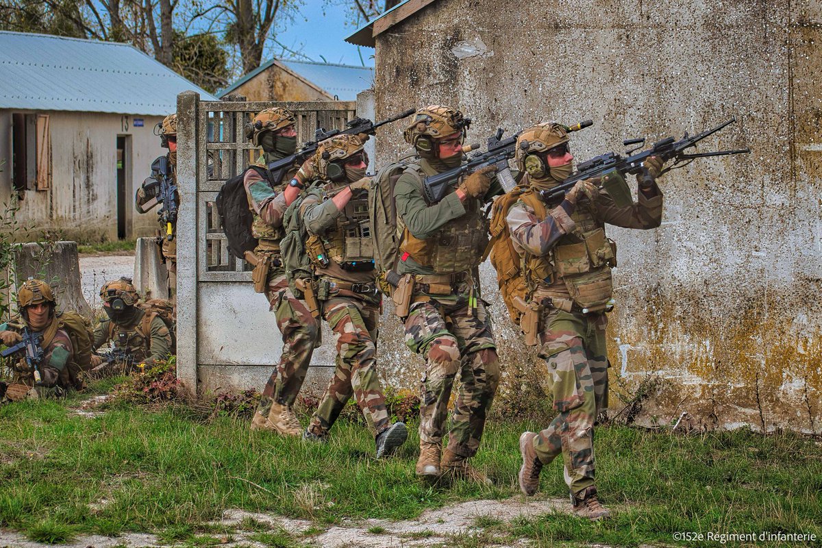 armeedeTerre's tweet image. 🗳 Élisez votre #PhotoDeLaSemaine !

1️⃣ #PrépaOps Challenge équipe 21e RIMa @CDC_21eRIMa
2️⃣ #InterAlliés Chef de pièce Caesar en exercice
3️⃣ #ÀLaHauteur Entraînement au combat avec le @152eRI
4️⃣ #TradisMilis Remise du brevet parachutiste au @2REPOfficiel

Votez dans le sondage 👇