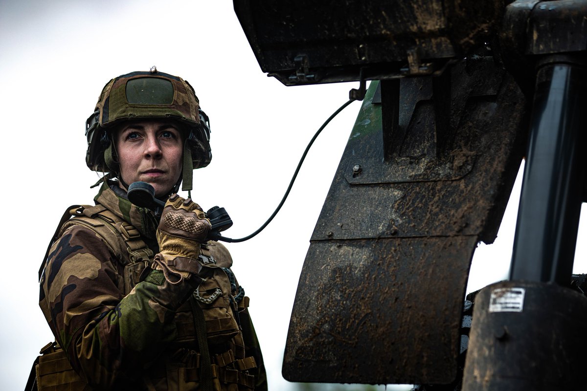 armeedeTerre's tweet image. 🗳 Élisez votre #PhotoDeLaSemaine !

1️⃣ #PrépaOps Challenge équipe 21e RIMa @CDC_21eRIMa
2️⃣ #InterAlliés Chef de pièce Caesar en exercice
3️⃣ #ÀLaHauteur Entraînement au combat avec le @152eRI
4️⃣ #TradisMilis Remise du brevet parachutiste au @2REPOfficiel

Votez dans le sondage 👇