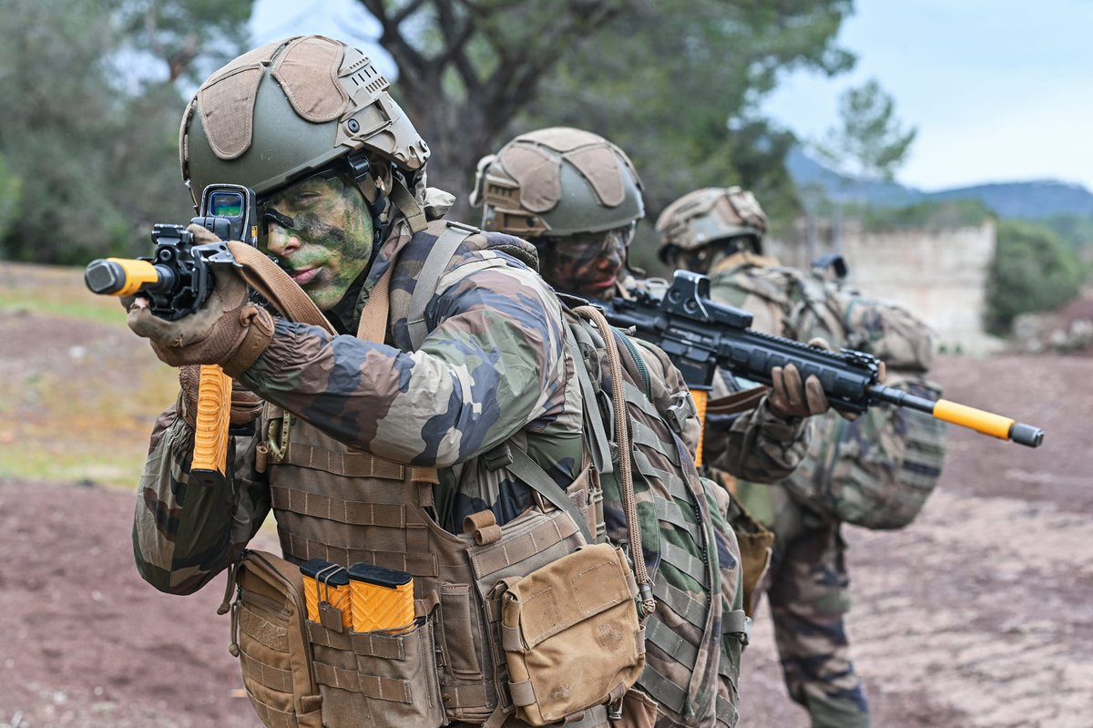 armeedeTerre's tweet image. 🗳 Élisez votre #PhotoDeLaSemaine !

1️⃣ #PrépaOps Challenge équipe 21e RIMa @CDC_21eRIMa
2️⃣ #InterAlliés Chef de pièce Caesar en exercice
3️⃣ #ÀLaHauteur Entraînement au combat avec le @152eRI
4️⃣ #TradisMilis Remise du brevet parachutiste au @2REPOfficiel

Votez dans le sondage 👇