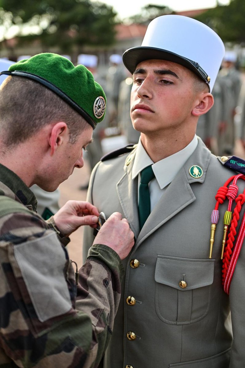 armeedeTerre's tweet image. 🗳 Élisez votre #PhotoDeLaSemaine !

1️⃣ #PrépaOps Challenge équipe 21e RIMa @CDC_21eRIMa
2️⃣ #InterAlliés Chef de pièce Caesar en exercice
3️⃣ #ÀLaHauteur Entraînement au combat avec le @152eRI
4️⃣ #TradisMilis Remise du brevet parachutiste au @2REPOfficiel

Votez dans le sondage 👇
