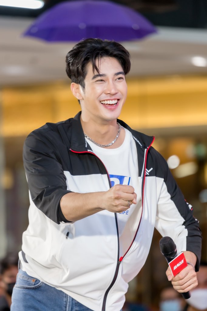 euroyswofficial's tweet photo. Euro @ Baoji Sermthai Complex Mahasarakham 😁 ขอบคุณทาง Baoji และ ศูนย์การค้าเสริมไทยคอมเพล็กซ์ที่พายูโรมามอบความสนุกให้กับแฟนๆด้วยนะคะ 🙏🏻😍
.
#Baojisermthaixeuro
#baojithailand #sermthaicomplex 
#ยูโรยศวรรธน์ #euroyotsawat 
#eurofamily 
( 📷 : @aorumm 🙏🏻 ) https://t.co/UyGgILDjcd