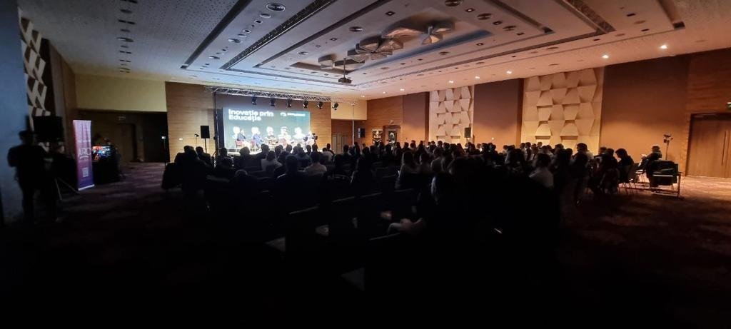 MultiversX's tweet photo. Today’s @SeedCaptainX conference in Craiova, Romania was the perfect occasion to reach new people interested in blockchain and Web3.

@Alex__Radu, #MultiversX BD team, had the opening presentation on our tech stack, core products and ecosystem. https://t.co/39aZtF81ZY