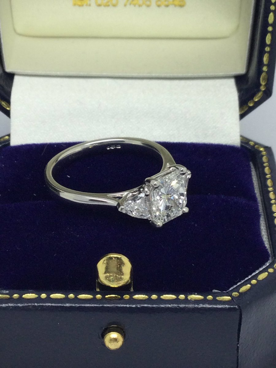 ericross12's tweet photo. This Platinum diamond #engagementring containing a GIA Certificated Radiant cut central #diamond weighing 1.72ct, H colour VS2 clarity, with a triangular cut diamond on each side weighing 0.36ct in total. 

A truly stunning ring 😍

DM us for more details 

#hattongarden https://t.co/4kJ1jGHzWL