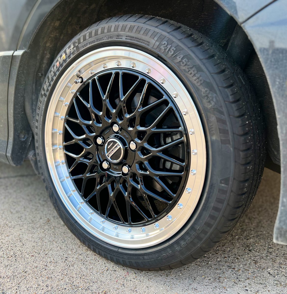 hotroad_kasugai's tweet photo. 【ご購入品紹介🛞】
ホイール:共豊 STEINER FTX
18×7.5J+53
タイヤ:RADAR 215/45R18
メッシュホイールがとても良く似合いますね😎
一段とかっこよくなりました‼️
ご購入頂きありがとうございました😊
#ホットロード #春日井 #ノア #ヴォクシー #共豊 #RADARtires https://t.co/5WgnWRByOX
