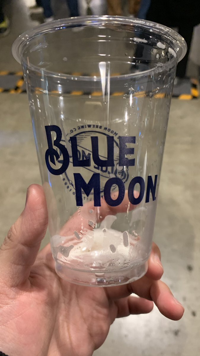 これは唐突に外人にナンパされついでに奢ってくれた𝐁𝐋𝐔𝐄𝐌𝐎𝐎𝐍🌙💙
(飲み切った後に解散させた)
(既婚ゆえ申し訳過ぎて誘いを断った)
 #飲酒部  #コルクラボマンガ専科 https://t.co/vkjXz5qLD6